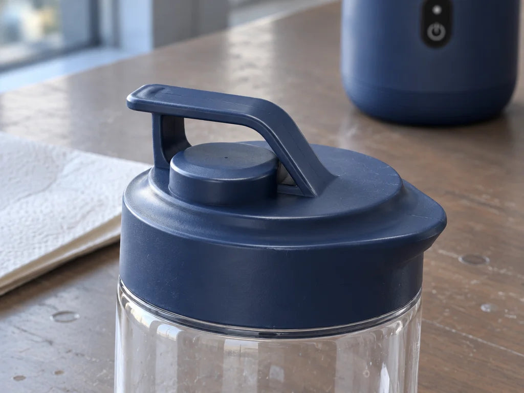 A close photograph of the separate personal bottle from the exact BlendGo Mini kit in reference r00,